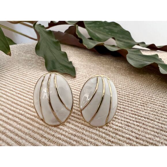 Vintage Mod White & Gold Geometric Earrings, Clip-on Costume Earrings - Picture 2 of 9